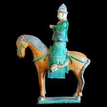 Cavalier de cour en terre cuite